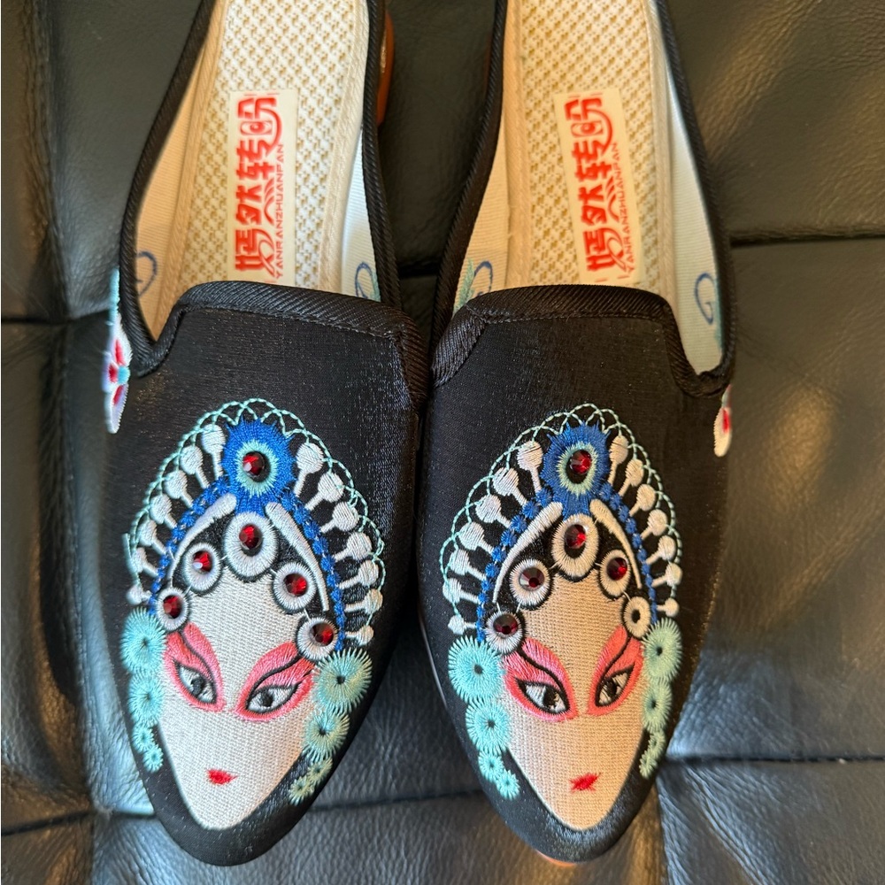 Artistic Black Embroidered Geisha Loafers size 9 Women